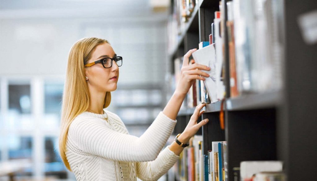 girl-at-library